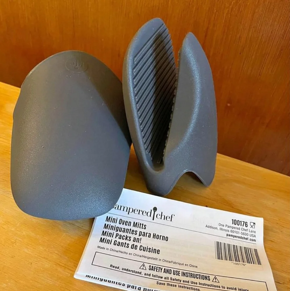 PAMPERED CHEF Silicone Pot Holder Premium Oven Mitts NWT